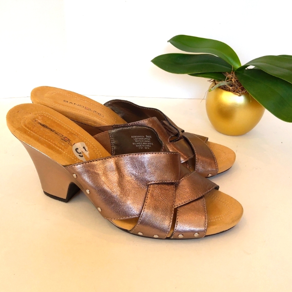 Bandolino flexible metallic sandals